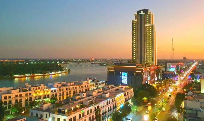 Khách sạn Sheraton Cần Thơ đẹp lung linh dưới ánh hoàng hôn.