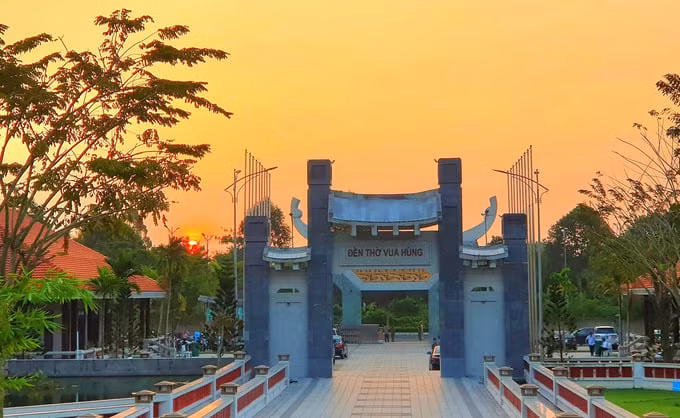 Khung cảnh bình minh tại Đền Hùng Vua Hùng TP. Cần Thơ điểm đến văn hóa thu hút người dân miền Tây Nam Bộ.
