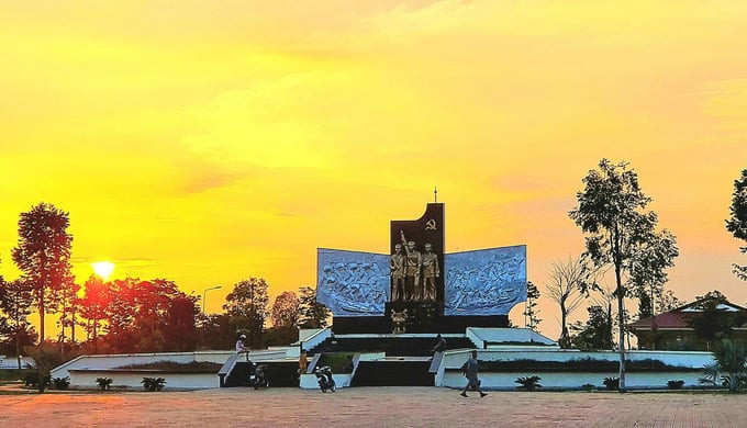 Khu di tích An Nam Cộng sản Đảng, huyện Cờ Đỏ dưới ánh hoàng hôn.