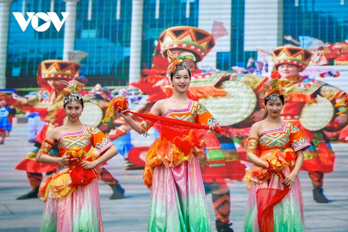 Cao Bang hap dan du khach voi loai hinh du lich qua bien gioi-Hinh-3