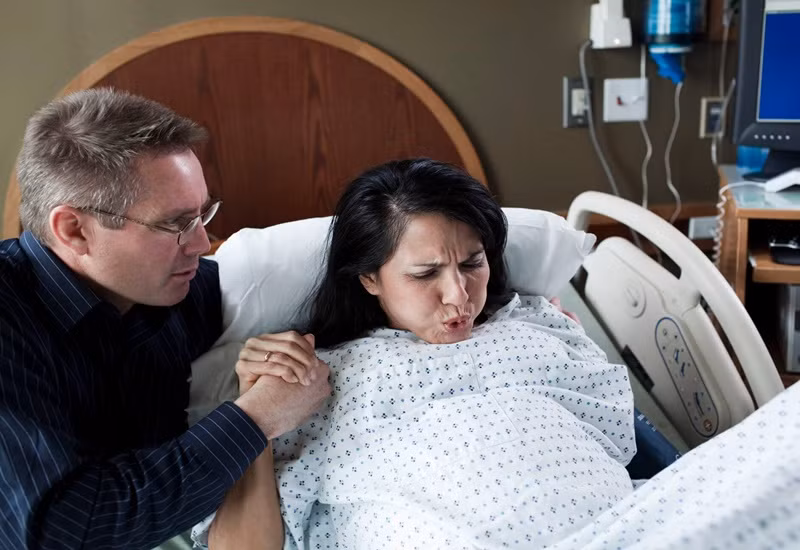  Sinh thường khó khăn hơn: Phương pháp sinh mổ đã giúp giảmtỷ lệ tử vong ở người mẹ trong trường hợp thai nhi quá lớn so với khung xương chậu của mẹ. Tuy nhiên, các nhà khoa học ước tính số ca sinh không qua đường âm đạo đã tăng từ 3% trong năm 1960 lên tới 3,6% ở thời điểm hiện tại.