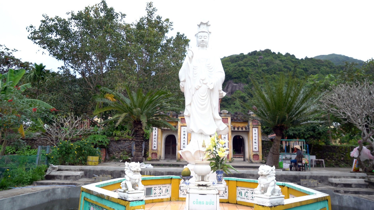 Tương truyền rằng ngày xưa có một con thuyền chở gỗ đi ngang qua Cù Lao Chàm thì trời tối nên họ dừng lại tại đảo để nghỉ ngơi. Nhưng những ngày sau đó trời bỗng dưng nổi giông lớn không ngừng, làm tàu không thể đi được. Sau vài ngày ở lại, có một người trong đoàn đã đến miếu cầu nguyện. Khi xin keo mới biết được rằng những cây gỗ họ đang chở phải để lại để xây chùa, không thể đem đi.