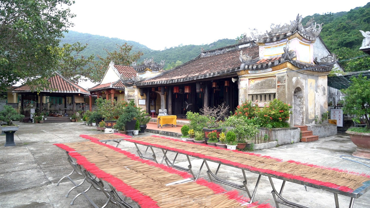 Sau này, đến đời đệ tử thứ 4, chùa được đông đảo người dân góp công xây dựng và đặt tên là Hải Tạng. Do bị tác động của gió bão gây hư hại nên năm 1848, chùa được dời đến vị trí hiện tại và tu sửa khang trang hơn.