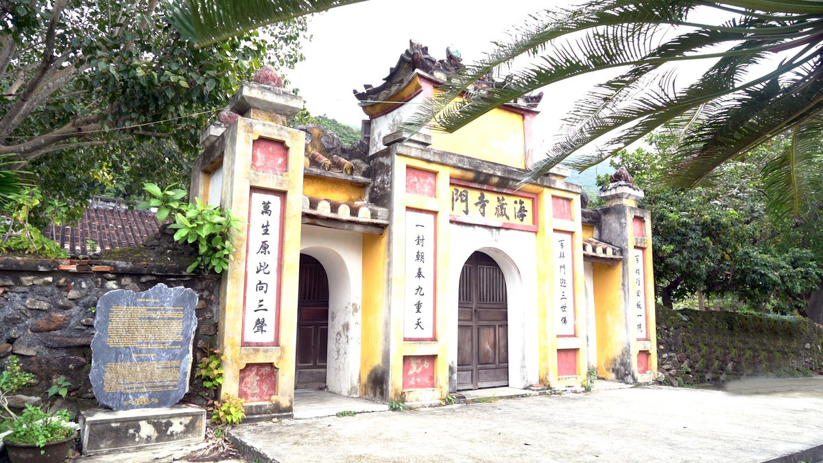 Chùa được xây dựng vào thời kỳ Cảnh Hưng năm 1758, do Hương Hải thiền sư phá núi lập nên. Ban đầu, nơi đây chỉ là am nhỏ làm nơi trú ẩn của Ngài.