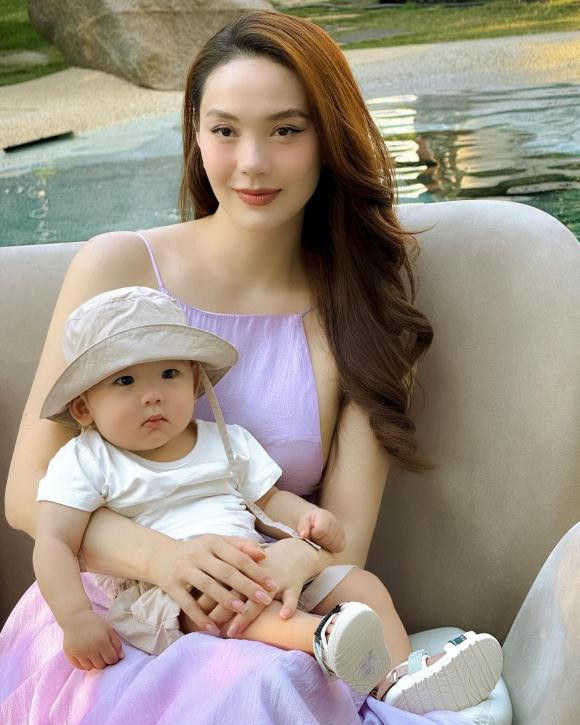 Dù vậy, trong khung ảnh chụp cùng con trai cưng, Minh Hằng vẫn bị quý tử nhà mình chiếm trọn spotlight. Theo đó, nhóc tỳ nhà Minh Hằng ghi điểm với gương mặt bụ bẫm, đáng yêu. Ngoài ra, ngoại hình mũm mĩm và "búng ra sữa" của cậu bé cũng gây lụi tim không kém. Qua đó, khán giả cũng nhận xét Minh Hằng chăm con rất mát tay.