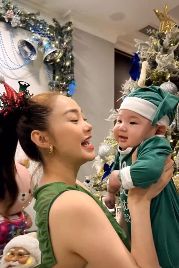 Sau khi kết hôn với ông xã bằng đám cưới đầy hoành tráng và lãng mạn, cuộc sống hôn nhân của Minh Hằng nhận được nhiều sự chú ý từ công chúng. Không chỉ vậy, từ ngày có quý tử, cô cũng ngày càng viên mãn và hạnh phúc hơn trước. Sau khi trở thành mẹ một con, Minh Hằng cũng được nhận xét ngày càng thăng hạng nhan sắc và về dáng nhanh chóng hậu sinh nở. 