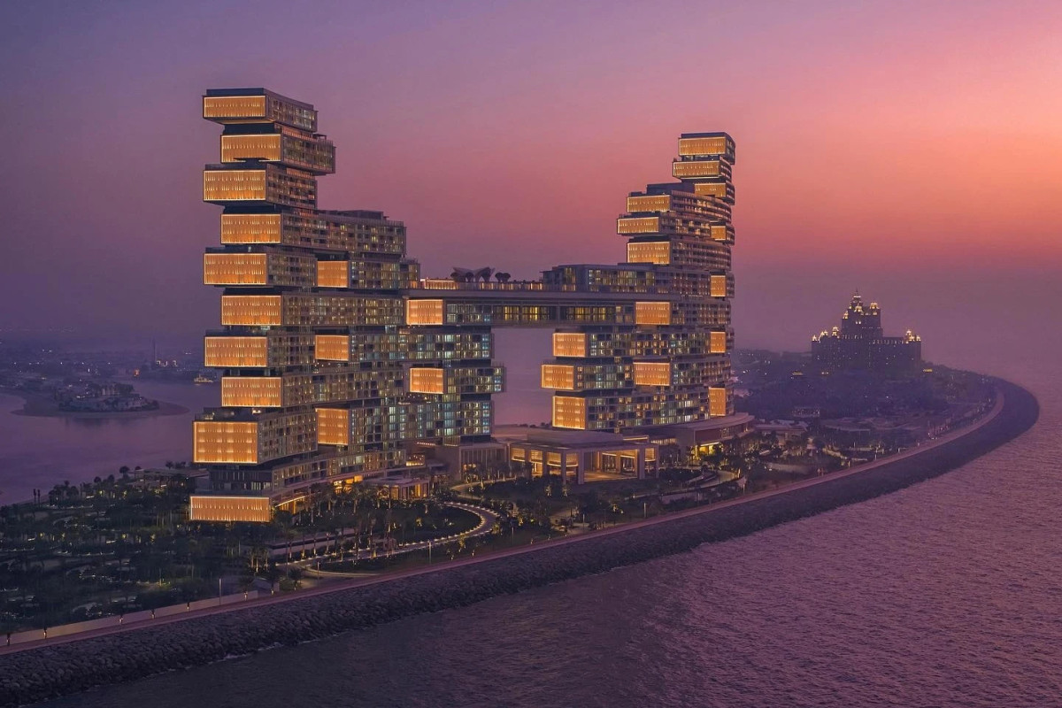  Chính thức mở cửa vào tháng 2/2023, Atlantis The Royal là khu nghỉ dưỡng xa xỉ nằm cuối The Palm ở Dubai - quần đảo được mệnh danh chỉ dành cho giới thượng lưu. 