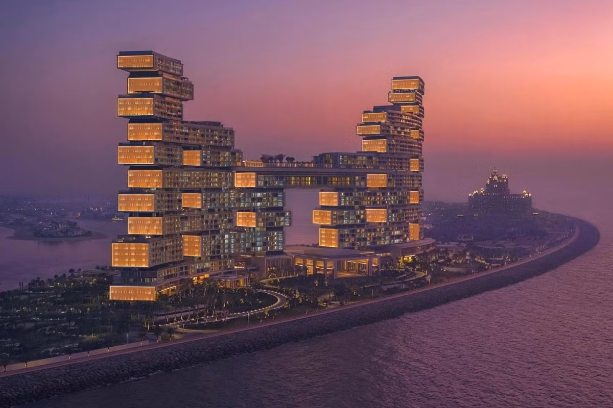  Chính thức mở cửa vào tháng 2/2023, Atlantis The Royal là khu nghỉ dưỡng xa xỉ nằm cuối The Palm ở Dubai - quần đảo được mệnh danh chỉ dành cho giới thượng lưu. 