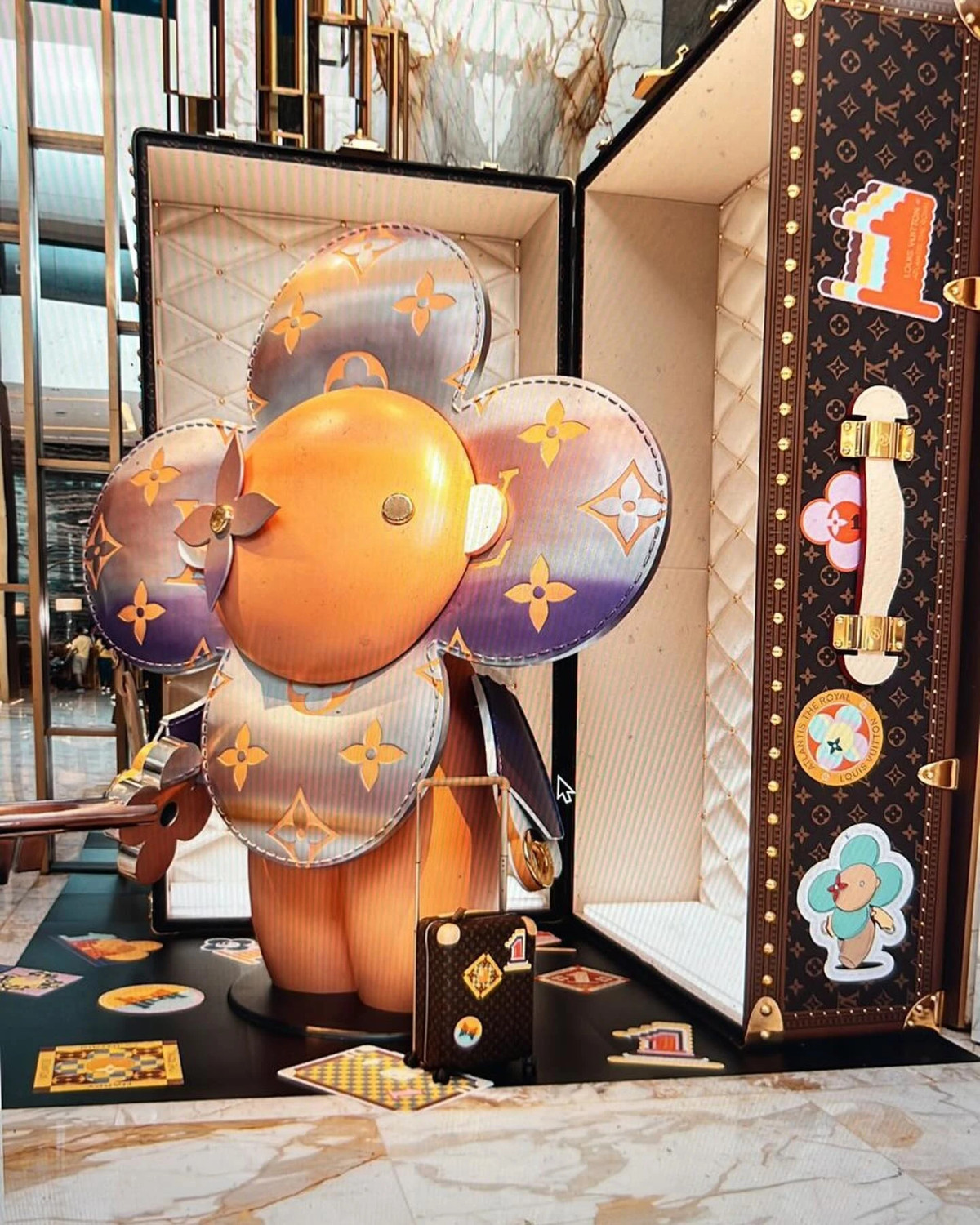 Thương hiệu thời trang hàng đầu thế giới sắp đặt hàng loạt bức tượng trang trí với họa tiết monogram đặc trưng tại nhiều vị trí trong resort, gây ấn tượng mạnh với tông màu nổi bật.