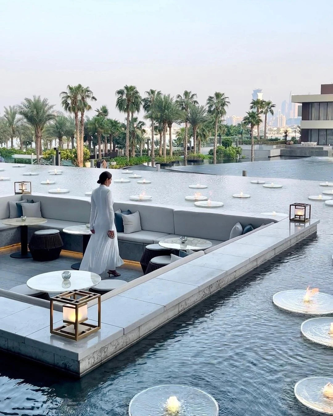 Vào những mùa cao điểm, giá phòng thường dao động quanh mức 1.300 USD/đêm. Tuy nhiên, nếu chọn ở phòng sang trọng bậc nhất của khu nghỉ dưỡng, khách hàng phải trả 100.000 USD/đêm. Vào 12h hàng ngày, đài phun nước Sky Blaze nằm giữa khuôn viên là nơi diễn ra màn phun nước ấn tượng với sự kết hợp của 1.200 chiếc đèn trên mặt nước.