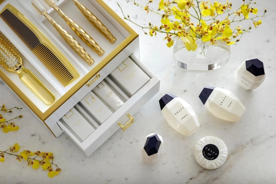 Mức độ xa hoa còn được thể hiện trên từng chi tiết của các vật dụng trong phòng. Bàn chải đánh răng, lược, dao cậu râu được thiết kế mạ vàng đến từ thương hiệu Hermès.