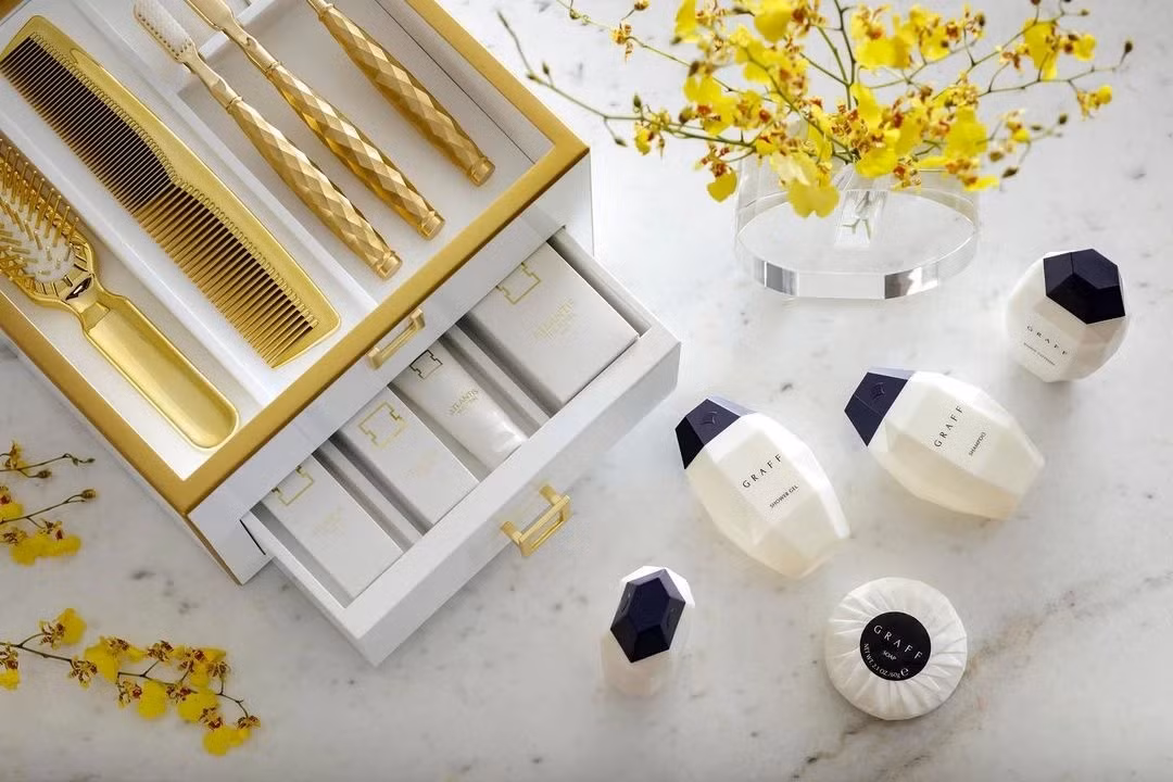 Mức độ xa hoa còn được thể hiện trên từng chi tiết của các vật dụng trong phòng. Bàn chải đánh răng, lược, dao cậu râu được thiết kế mạ vàng đến từ thương hiệu Hermès.