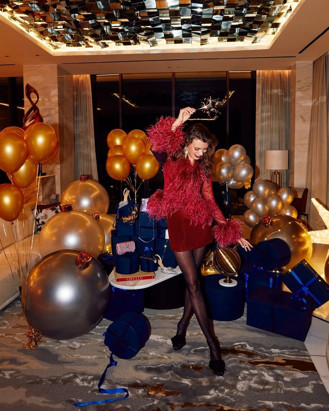 Khi lưu trú tại một trong những phòng đát đỏ nhất của Atlantis The Royal, khách hàng sẽ nhận được những dịch vụ 5 sao từ việc đưa đón tại sân bay đến trải nghiệm mua sắm ngay trong phòng. Khách có thể chọn bất kỳ đầu bếp nào từ nhà hàng ở khu nghỉ dưỡng để nấu ăn tại phòng riêng. Các quản gia và nhân viên phục vụ sẽ túc trực 24/24 để đáp ứng mọi nhu cầu của khách hàng.