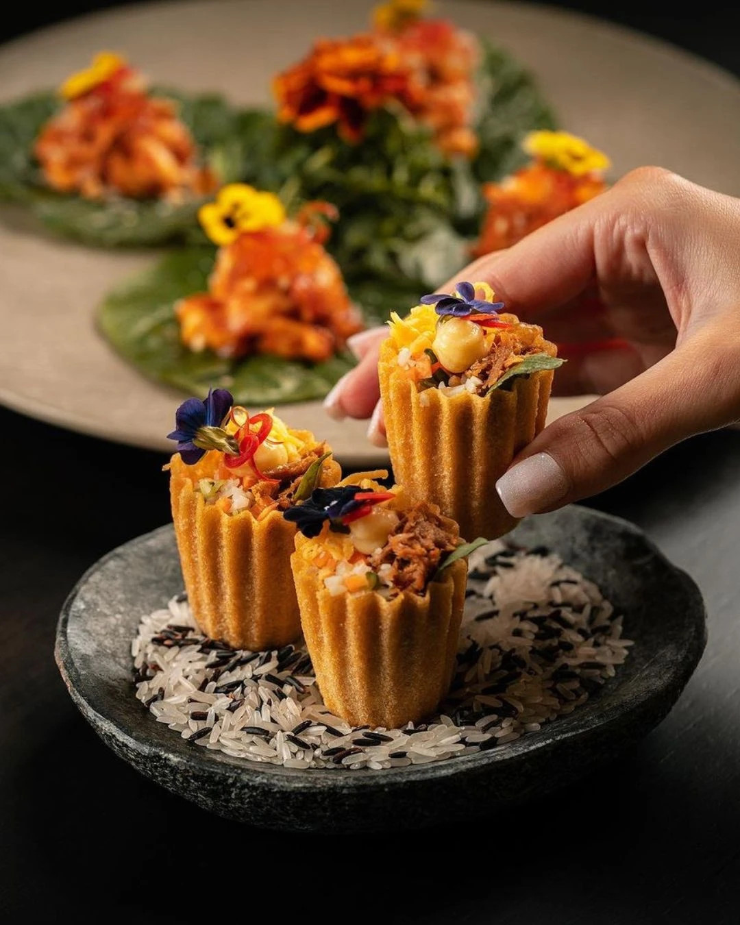 Du khách có thể thưởng thức ẩm thực hàng đầu từ những nhà hàng nổi tiếng trên toàn thế giới như Nobu hay Hakkasan. Hơn nữa, các đầu bếp hàng đầu như Heston Blumenthal, José Andrés, Ariana Bundy và Gordon Ramsay sẽ thường xuyên được mời đến khu nghỉ dưỡng để nấu những món ăn trứ danh cho các khách hàng thượng lưu.