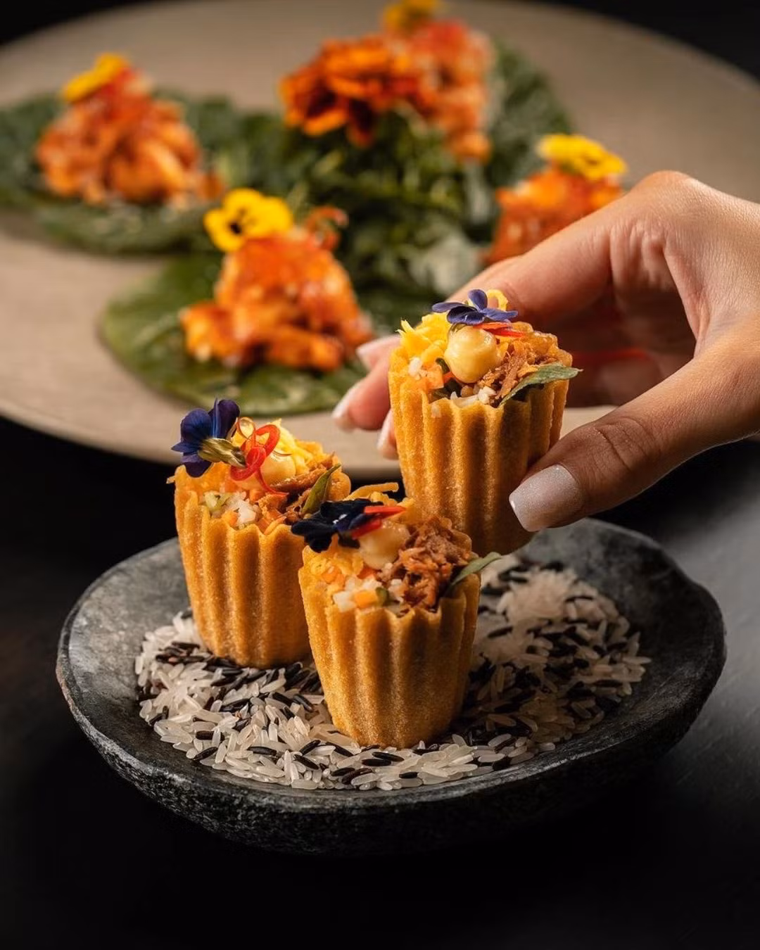 Du khách có thể thưởng thức ẩm thực hàng đầu từ những nhà hàng nổi tiếng trên toàn thế giới như Nobu hay Hakkasan. Hơn nữa, các đầu bếp hàng đầu như Heston Blumenthal, José Andrés, Ariana Bundy và Gordon Ramsay sẽ thường xuyên được mời đến khu nghỉ dưỡng để nấu những món ăn trứ danh cho các khách hàng thượng lưu.