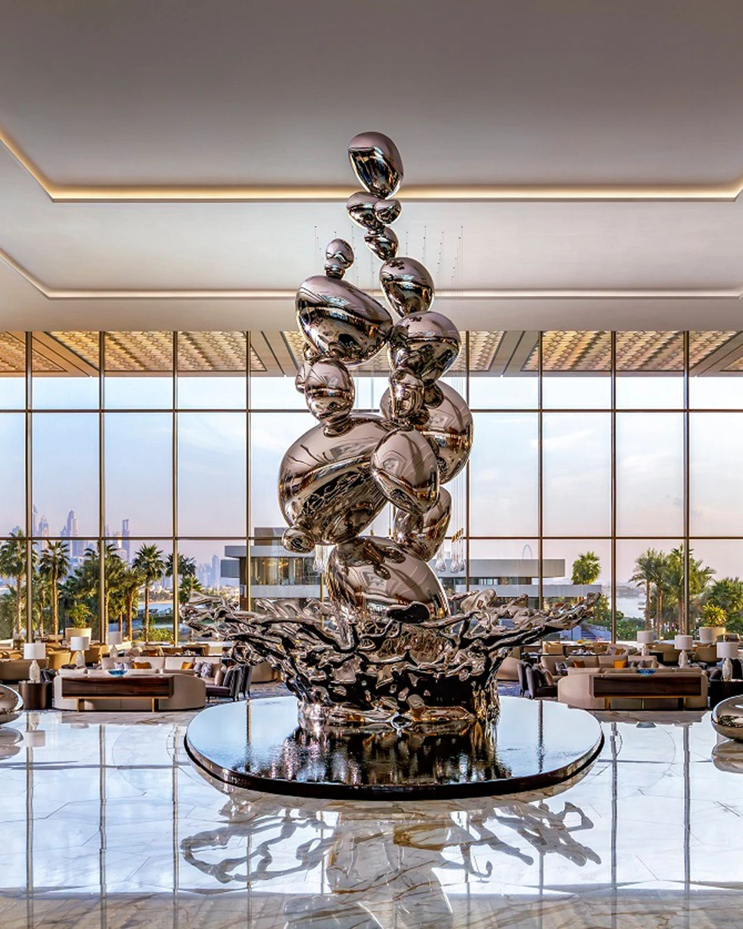 Nước là chủ đề trung tâm của khu nghỉ dưỡng. "Droplets" là một tác phẩm điêu khắc được đặt ở sảnh, được chế tác bằng thép không gỉ cao 11,5 m và nặng 5,5 tấn. Tác phẩm tượng trưng cho giọt mưa đầu tiên trên sa mạc.