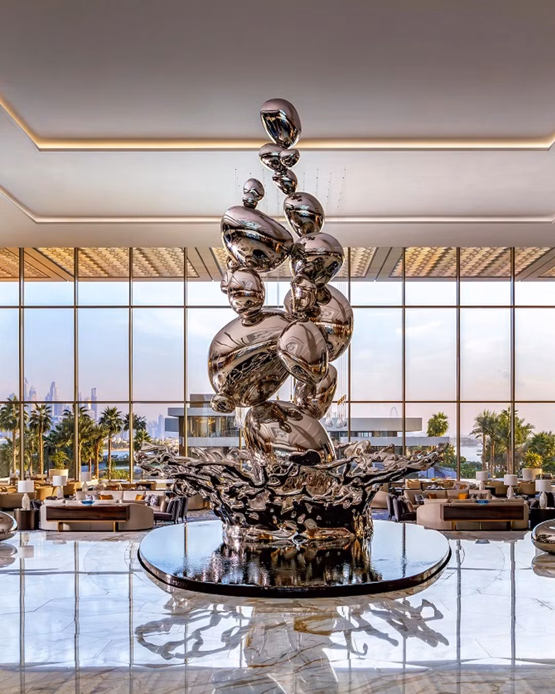 Nước là chủ đề trung tâm của khu nghỉ dưỡng. "Droplets" là một tác phẩm điêu khắc được đặt ở sảnh, được chế tác bằng thép không gỉ cao 11,5 m và nặng 5,5 tấn. Tác phẩm tượng trưng cho giọt mưa đầu tiên trên sa mạc.