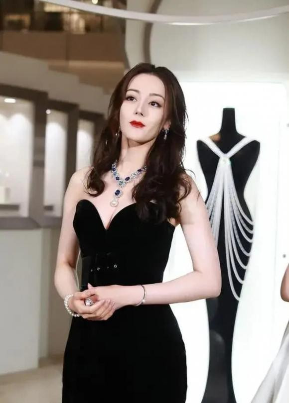 br/> Khi nói đến Địch Lệ Nhiệt Ba, tin rằng mọi người sẽ bị thu hút bởi vẻ ngoài của cô ấy trước tiên. Cô ấy có đường nét khuôn mặt đẹp, làn da trắng mịn màng, với một đôi mắt to, ngấn nước, bộc lộ khí chất tươi tắn, ngọt ngào khiến người ta yêu ngay từ cái nhìn đầu tiên.