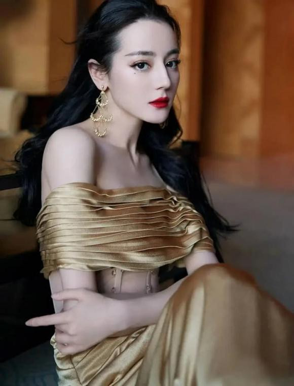 br/> Ngoài ra, khả năng thể thao của Địch Lệ Nhiệt Ba cũng rất đáng kinh ngạc. Cô ấy yêu thích tất cả các môn thể thao và luôn duy trì thói quen tập yoga, bơi lội, chạy bộ... Điều này không chỉ giúp cô có vóc dáng đẹp hơn mà còn khiến tinh thần của cô tràn đầy hơn.