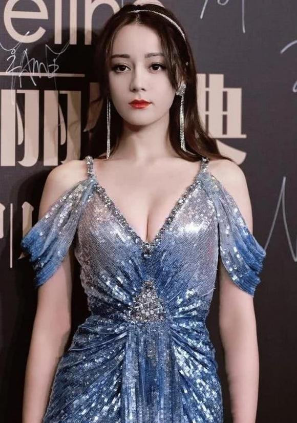 br/> Ngày nay, Địch Lệ Nhiệt Ba đang ở thời kỳ đỉnh cao trong sự nghiệp diễn xuất và cô dần chuyển hướng tập trung sang phim truyền hình. Vai diễn nữ công tố viên An Nị của cô trong bộ phim "Công tố tinh anh" đang phát sóng đã gây ấn tượng mạnh với nhiều khán giả. Trong "Lợi Kiếm Và Hoa Hồng" (Sword Rose) mới ra mắt cách đây không lâu, cô cũng đã thử sức với vai nữ thám tử. Điều này cho thấy Địch Lệ Nhiệt Ba vẫn đang tiếp tục nỗ lực thử sức với các nhân vật khác nhau và mang đến nhiều tác phẩm hay hơn nữa cho khán giả. 