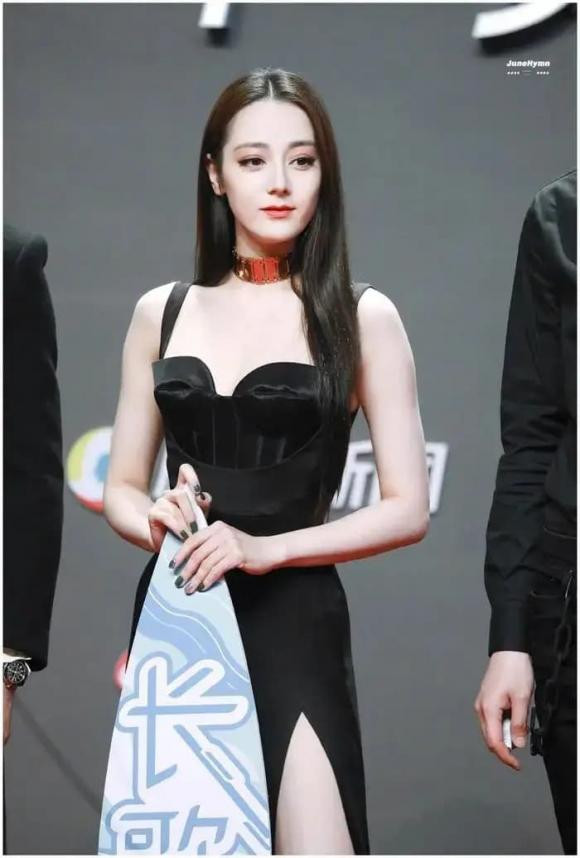 br/> Hình dáng của Địch Lệ Nhiệt Ba rất hoàn hảo, như thể đó là một kiệt tác được chạm khắc. Vòng eo thon thả của cô tựa như cành liễu mềm mại, nhẹ nhàng và uyển chuyển. Kết hợp với cặp mông đầy đặn và đôi chân dài thẳng tắp tôn lên đường cong hình chữ S quyến rũ.