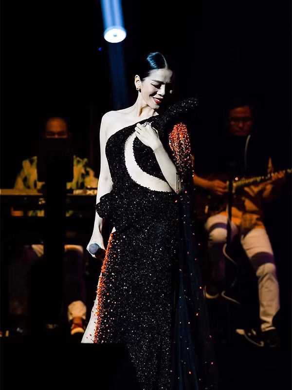 Đặc biệt, dòng nhạc bolero, Lệ Quyên đã thực sự thành công khi tạo ra chất riêng không lẫn vào nghệ sĩ nào. Chính vì vậy, hiện tại cô trở thành nữ ca sĩ được yêu mến trong dòng nhạc này.