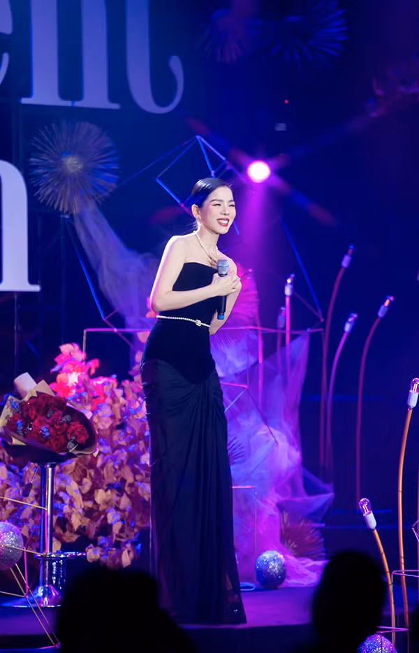 Trong đời tư, sau khi chia tay ông bầu Đức Huy, Lệ Quyên vẫn giữ được phong độ giàu sang và ổn định sự nghiệp.