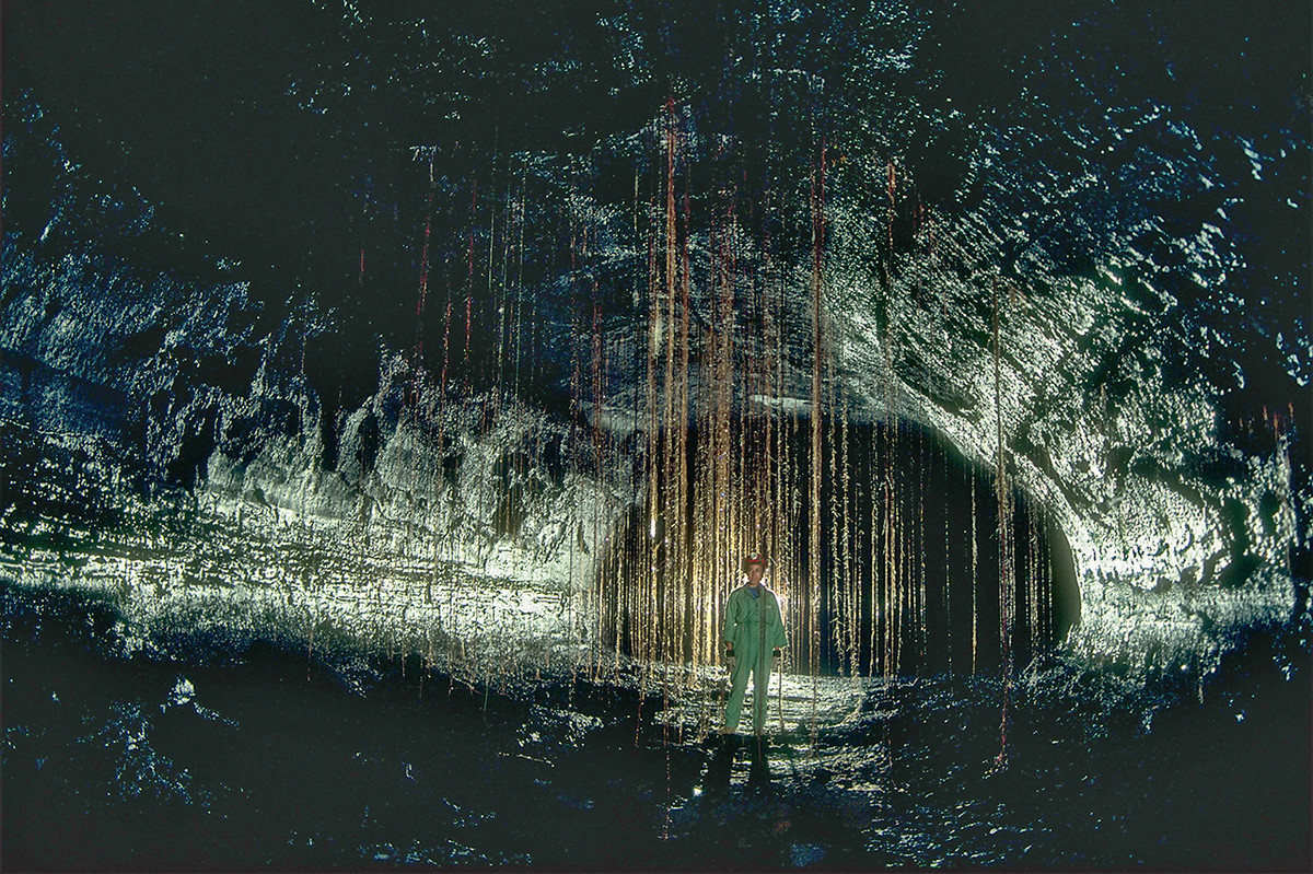  Nếu có đủ thời gian và điều kiện thuận lợi, sự xói mòn này có thể hình thành các hẻm núi và thác dung nham, xói mòn cũng có thể làm lộ ra những khoảng trống trên nền đá hiện có. Dung nham được bơm vào những khoảng trống này đôi khi vẫn nóng chảy và sau đó chảy ngược vào ống tạo thành ống hút hoặc dòng dung nham.