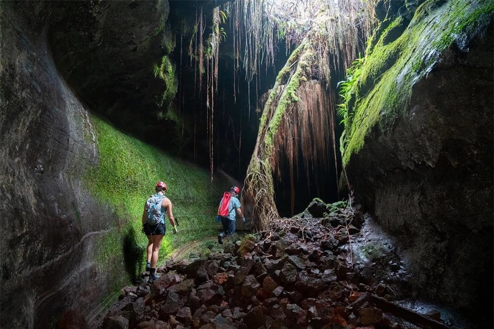 Nếu trong quá trình phun trào, một lỗ xuất hiện trên trần của ống dung nham thì lỗ đó được gọi là giếng trời, cửa sổ trần cho phép nhiệt thoát ra ngoài đồng thời tiếp nhận không khí lạnh. Bất cứ khi nào mức dung nham trong ống giảm xuống, không khí lạnh đi vào giếng trời có thể làm lạnh bề mặt dòng chảy khiến lớp vỏ thứ hai hình thành. Không khí lạnh cũng có thể làm nứt đá nóng, khiến các phần của thành ống và trần nhà bị sập, gây ra sự cố.