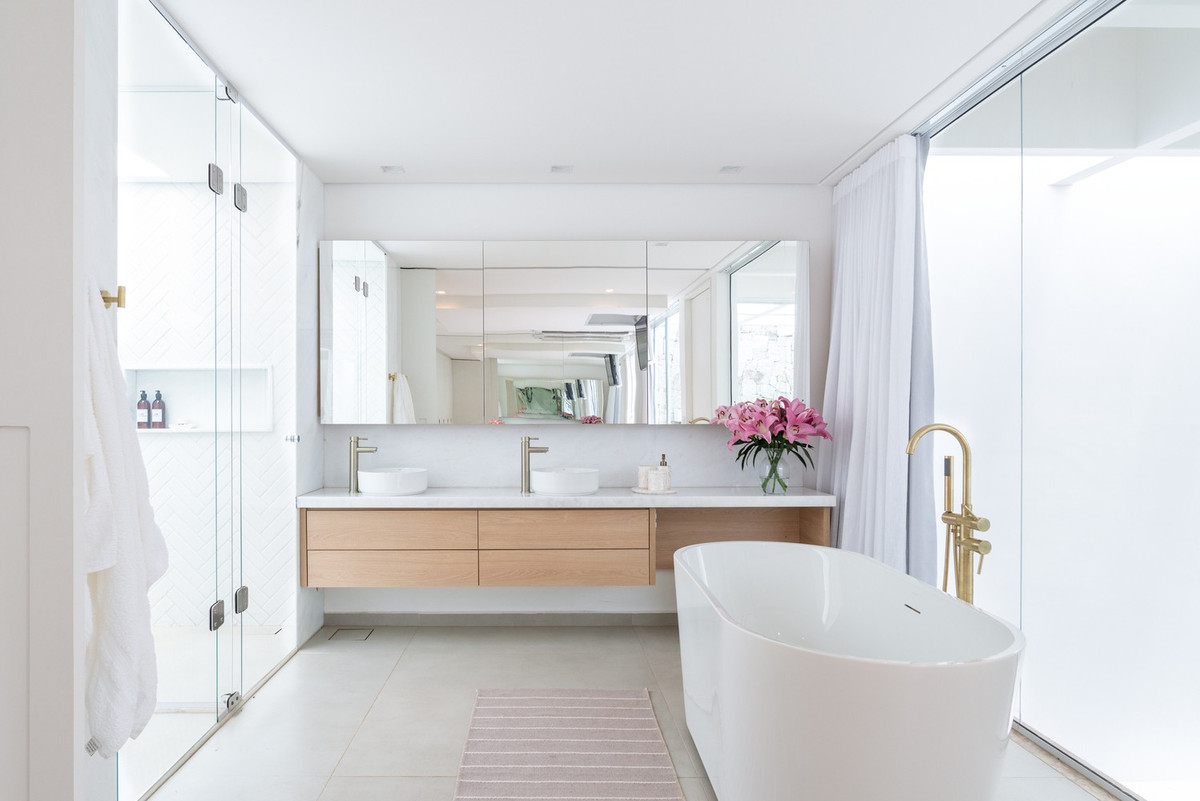 Nhờ sự thiết kế sáng tạo, ngôi nhà mang đến cảm giác về mối quan hệ giữa môi trường bên trong và bên ngoài, làm cho không gian trở nên hấp dẫn và ấm cúng hơn.