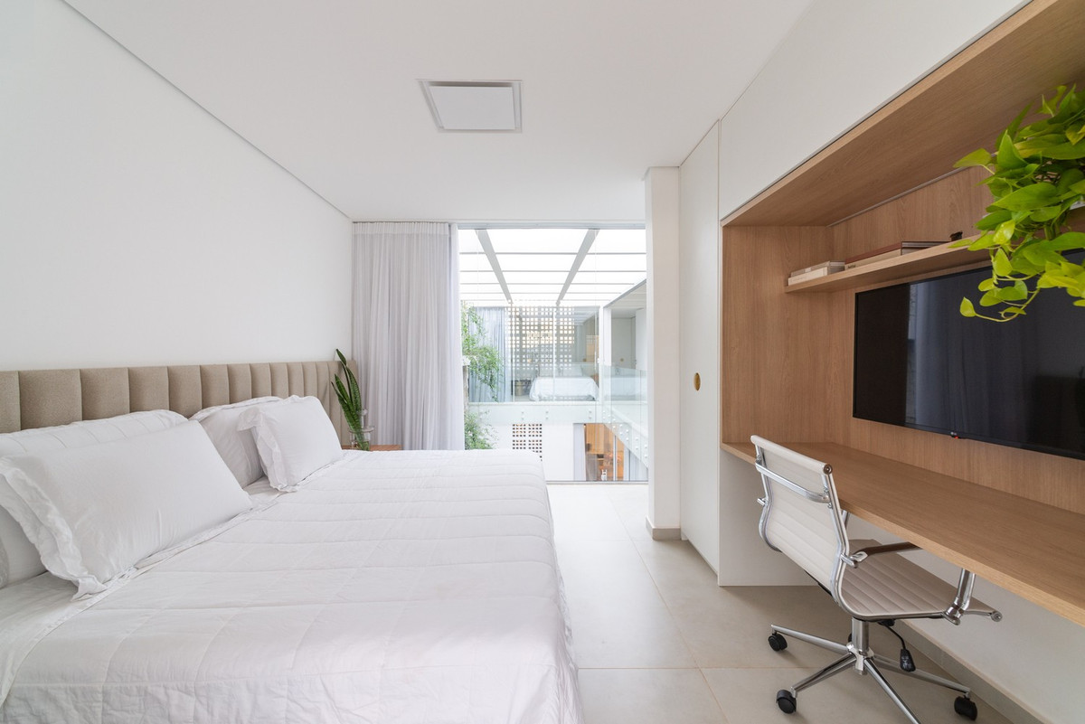 Ngôi nhà gồm 2 tầng riêng biệt. Trong đó, khối nhà phía trước có lối vào chính, có gara, hai phòng ngủ, phòng tắm chung và ban công có cửa thông gió.