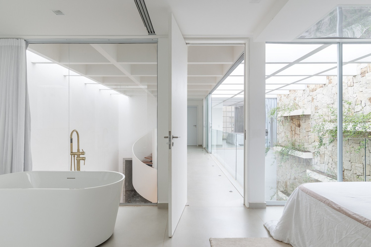 Khối nhà phía sau dành riêng cho nhà bếp, phòng vệ sinh, phòng giặt và dãy phòng chính, được kết nối bằng lối đi.