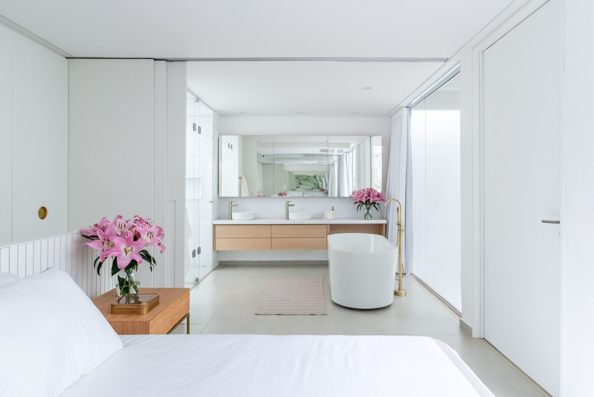 Để tận dụng tối đa ánh sáng tự nhiên, tạo cảm giác trong suốt và kết nối với môi trường bên ngoài, mang đến bầu không khí tươi sáng, kiến trúc sư sử dụng rất nhiều kính cho các cửa sổ.