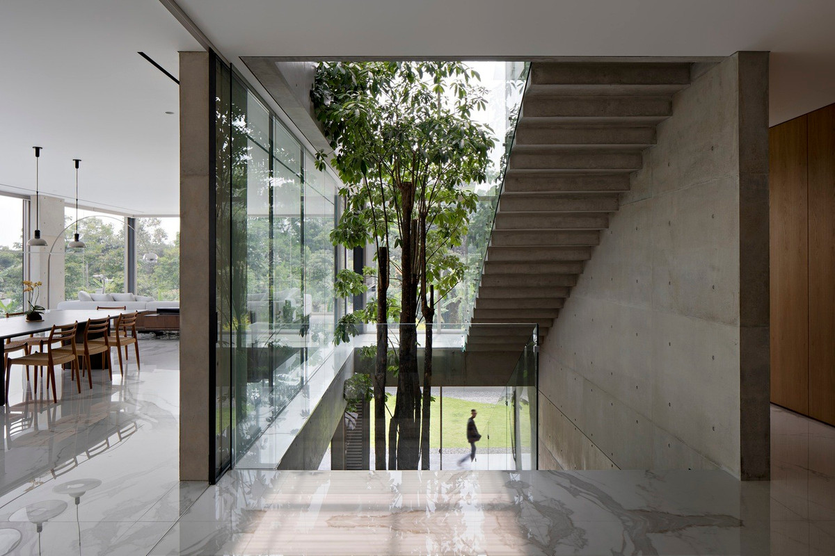 Bên cạnh bể bơi, dưới khu vực sảnh kính, một “lãnh địa bí mật” được thiết kế độc đáo, với lối đi xuống bằng cầu thang ngay sau tiền sảnh. Tương tự với khu vực tầng trên, không gian này cũng tận dụng tối đa vật liệu kính, tạo cảm giác rộng rãi.