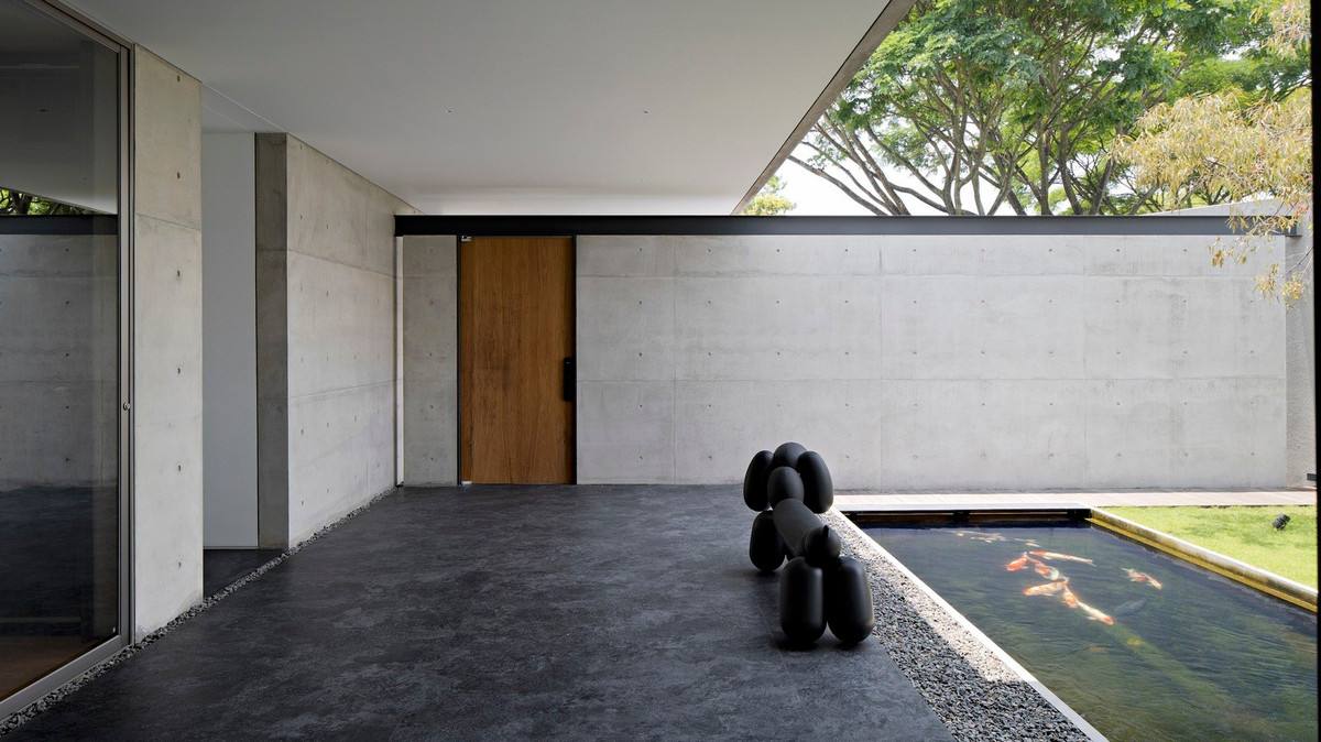 Với mẫu thiết kế nhà 2 tầng này, gia chủ vừa đặt chân vào sảnh sẽ bắt gặp hồ cá Koi, sau đó là lối vào khu vực sinh hoạt