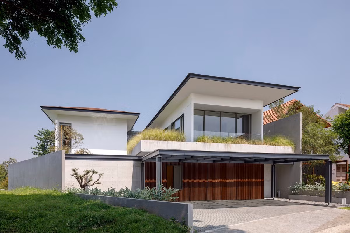 Nhờ ở hướng Tây, nên ngôi nhà tối ưu hoá được ánh sáng tự nhiên. “Khu vườn” trong nhà với những cây xanh vươn tới tầng hai đóng vai trò là “lá phổi xanh”, giúp điều hòa luồng khí và mang lại bầu không khí trong lành cho toàn bộ ngôi nhà.