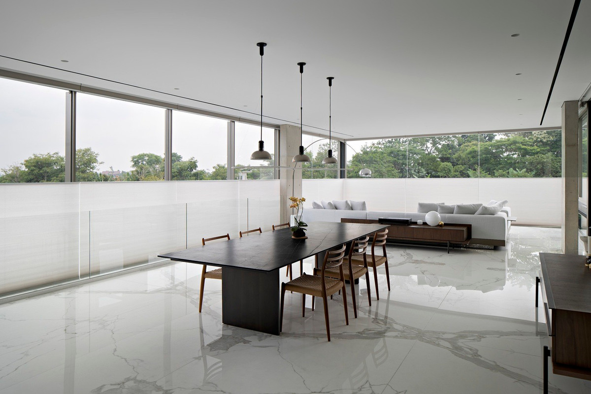 Để hạn chế ánh nắng gay gắt, các kiến trúc sư đã tích hợp một hệ thống rèm tự động có thể điều tiết ánh sáng và đồng thời đảm bảo sự riêng tư cho gia chủ. Bên cạnh đó, hệ thống điều hoà cũng được lắp đặt để duy trì nhiệt độ thoải mái cho ngôi nhà.