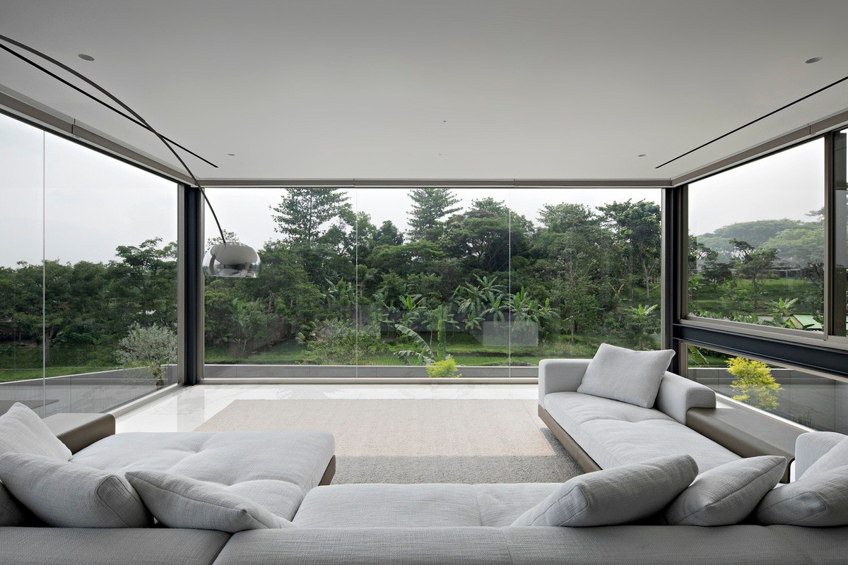 Để đáp ứng yêu cầu của khách hàng về việc tối ưu hoá tầm nhìn, nhóm kiến trúc sư đã khéo léo thiết kế hệ thống cửa sổ khung mỏng, tạo cảm giác hòa quyện hoàn hảo giữa không gian sống và thiên nhiên.