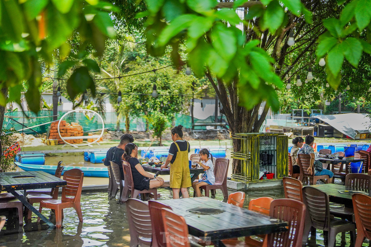 TPHCM đang vào thời điểm giao mùa, các đợt nắng nóng và mưa đan xen khiến không khí oi bức, khó chịu. Chính vì thế, không gian mùa nước nổi nhanh chóng trở thành điểm thu hút thực khách.