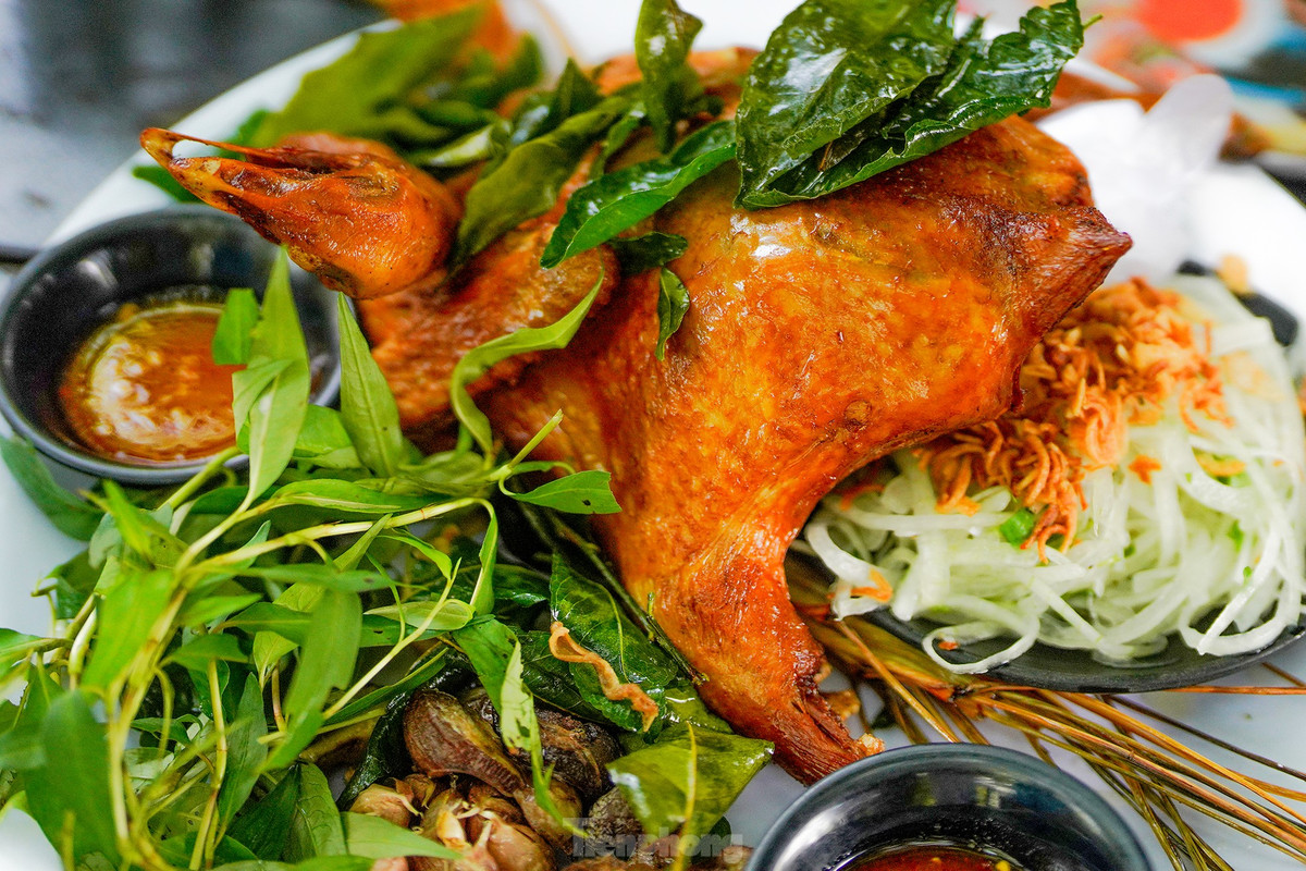 Nhóm của anh Nguyễn Tuấn (ngụ quận 12), chị Thảo Minh (áo đen) và chị Na Bin (cùng ngụ huyện Hóc Môn) tranh thủ ngày cuối tuần đến đây trải nghiệm mùa nước nổi và thưởng thức món gà nướng O Thum có nguồn gốc từ Campuchia. Nguyên liệu được làm từ gà ta lấy từ Bến Tre.