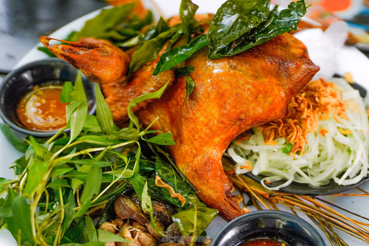 Nhóm của anh Nguyễn Tuấn (ngụ quận 12), chị Thảo Minh (áo đen) và chị Na Bin (cùng ngụ huyện Hóc Môn) tranh thủ ngày cuối tuần đến đây trải nghiệm mùa nước nổi và thưởng thức món gà nướng O Thum có nguồn gốc từ Campuchia. Nguyên liệu được làm từ gà ta lấy từ Bến Tre.