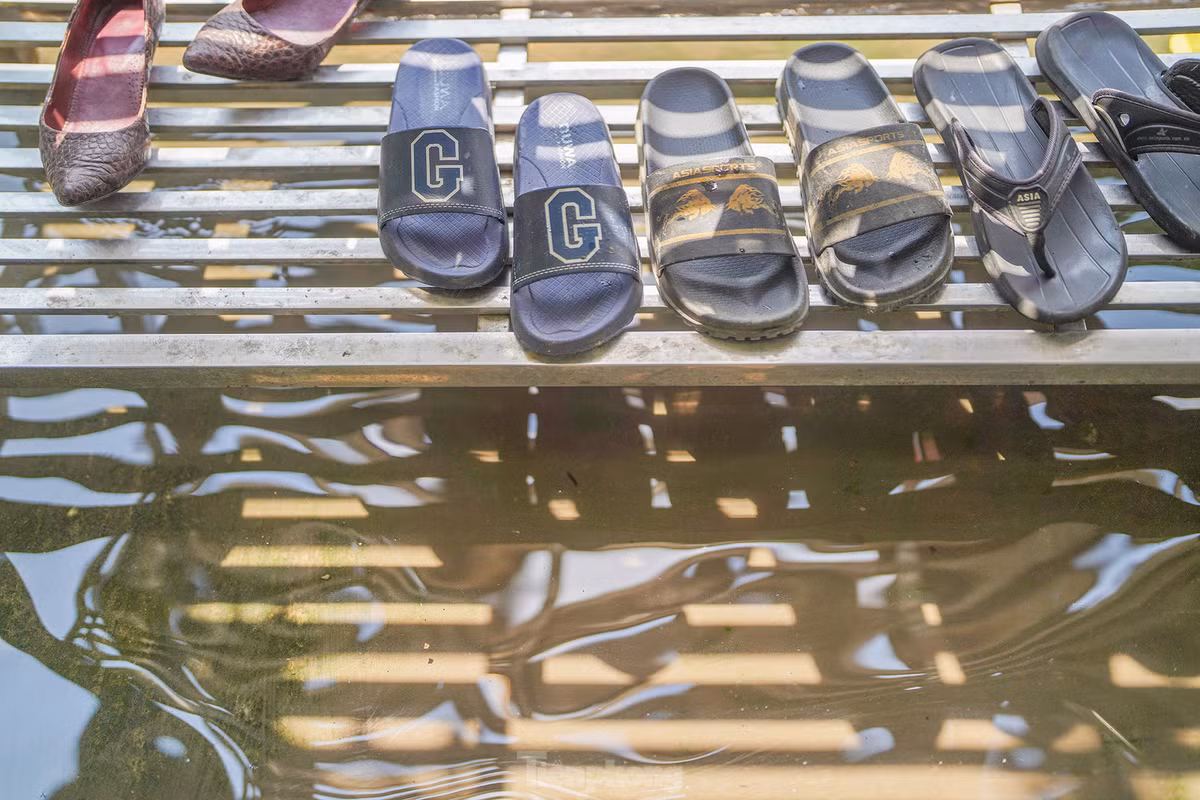 Khu vực thực khách gửi lại giày, dép trên kệ...