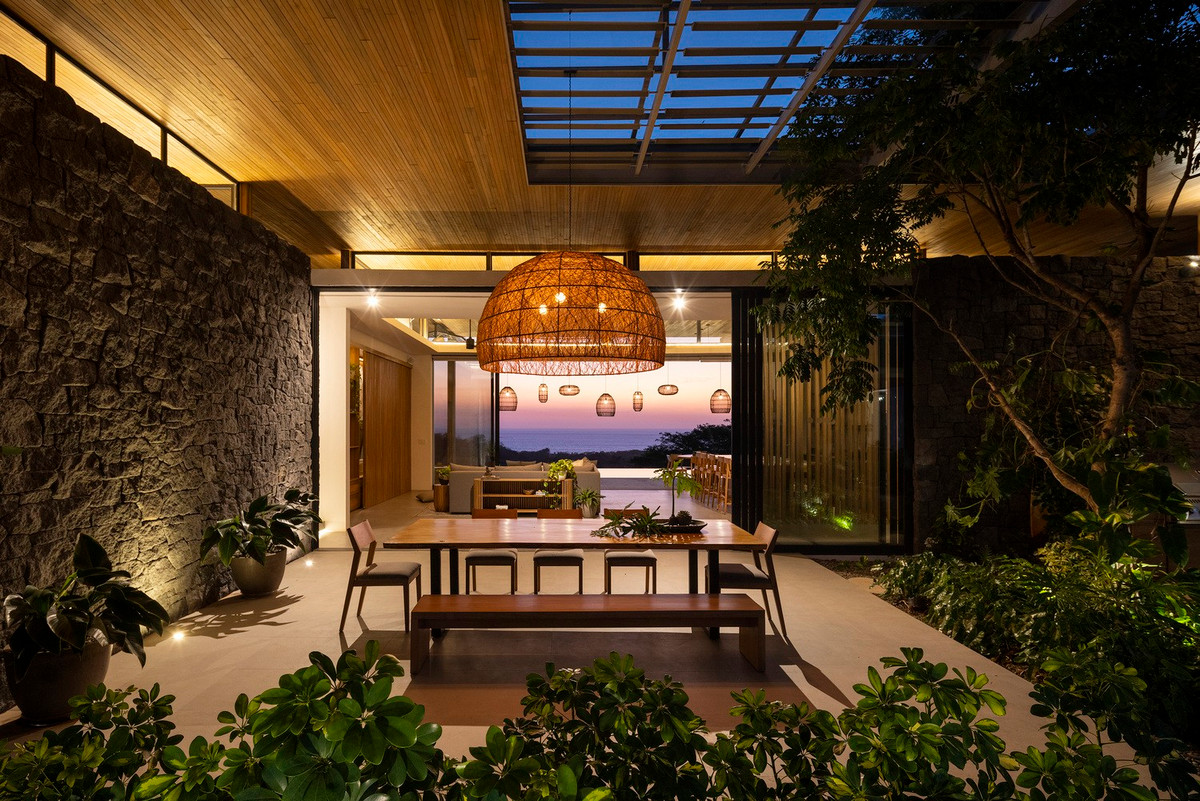 Ngôi nhà này là hiện thân của cuộc sống bền vững, tạo ra năng lượng từ mặt trời, nhưng cũng che chắn ngôi nhà khỏi sức nóng mùa hè bằng giàn che và phần nhô ra rộng rãi.