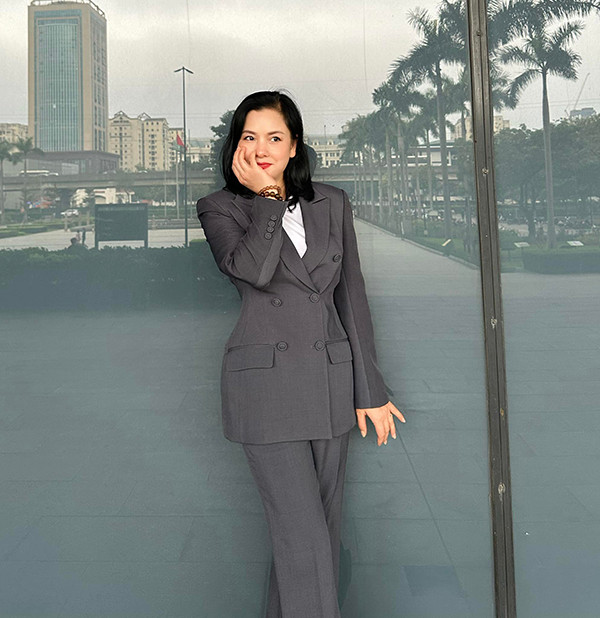 đến trang phục công sở đều rất hợp gu khán giả.