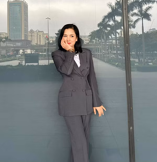 đến trang phục công sở đều rất hợp gu khán giả.