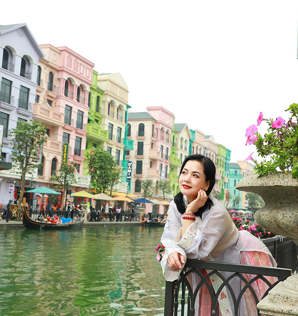  Nhờ năng động trong mọi công việc hàng ngày nên NSND Thu Quế có cơ thể dẻo dai cùng vẻ ngoài trẻ trung.