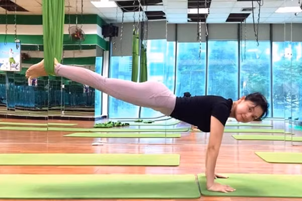 NSND Thu Quế nói: "Điển hình là cái cằm nhọn, trời cho sẵn từ thời trẻ để bây giờ không tốn tiền đi gọt cằm V-line, cái dái tai thì, hôm nọ đi mat-xa mặt, các em nhân viên sờ tai rồi thì thầm với nhau: Không biết có bơm hay không nhỉ?... Tai thật của chị, ngày trước chưa có bấm lỗ tai, phải nhờ chị Vũ Thanh Hằng xuyên bằng kim khâu mấy lần mới xong đấy!Tất cả mọi thứ là trời cho, không có điều kiện làm đẹp như các bạn diễn viên trẻ thời bây giờ. Thời đó là thế!..".