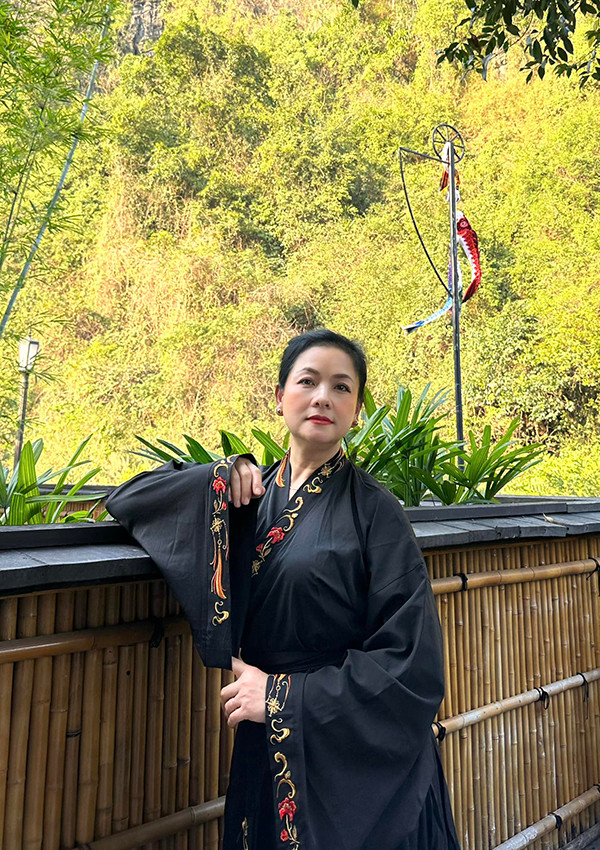 Có được sắc vóc như vậy nên nữ nghệ sĩ tự tin diện đồ từ trang phục đời thường...