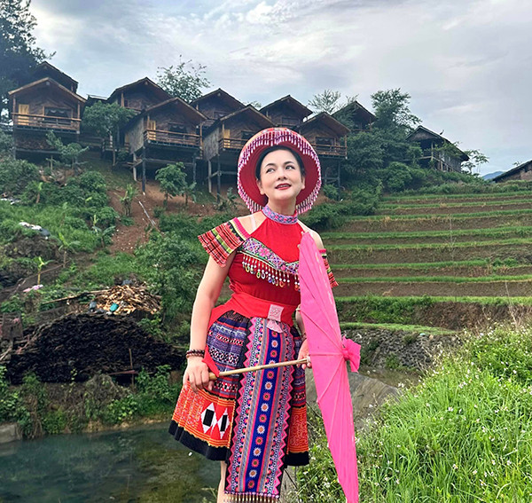 NSND Thu Quế mới đây đã khiến khán giả ngỡ ngàng trước sắc vóc trẻ đẹp của chị. Chia sẻ về nhan sắc của mình, nữ nghệ sĩ cho biết mọi thứ trên gương mặt chị hoàn toàn là trời cho.