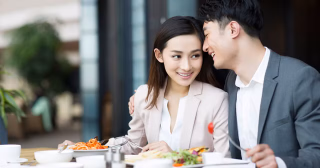  Khả năng ngoại giao trên cả tuyệt vời cũng đã "ăn vào máu" các nàng từ thuở lọt lòng, giúp họ có những mối quan hệ xã hội rộng lớn. Khi có người yêu, Thiên Bình thường áp dụng chiêu "lạt mềm buột chặt", "dùng nhu khắc cương" để chế ngự người đàn ông của mình. Các nàng cung này thường ưu tiên giải quyết những vấn đề còn tồn đọng trong mối quan hệ. 